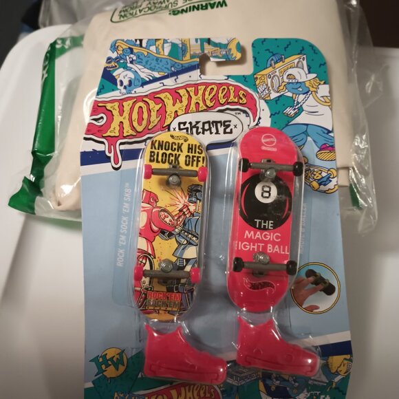 NEW Hot Wheels Skate Retro Fingerboard + Shoe Set - 4pk Each LOT OF 4 - Picture 7 of 10